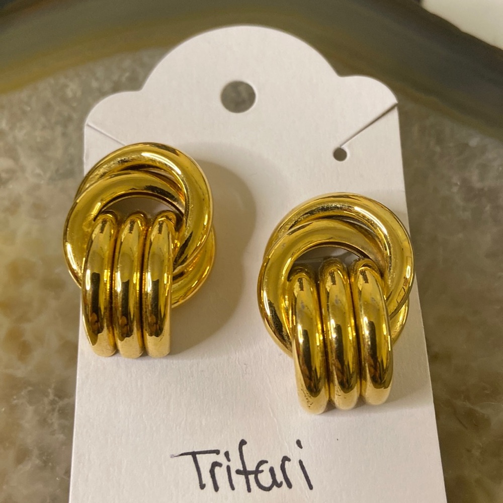 X Sold x Vintage Trifari clip earrings 1” - Picture 7 of 9